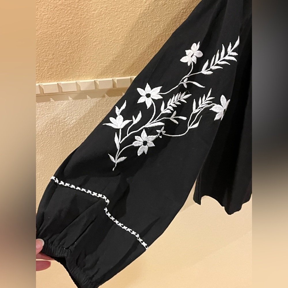 Joie boho blouse w/ floral embroidery. Balloon sleeves. Black, white. M. NWT - Picture 7 of 10